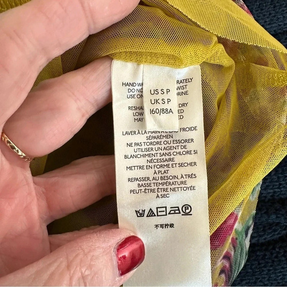 By Anthropologie Gretchen Floral Gold Mesh V-Neck Smocked Blouse Size Small - Picture 5 of 14